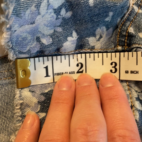 *SOLD*Low-Rise Floral Print Cut-Offs - Picture 10 of 13